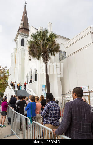 Menschen außerhalb der historischen Emanuel AME Mutterkirche, Superstar Pharrell Williams zu hören Line-up durchführen mit dem Gospelchor im sonntäglichen Gottesdienst 1. November 2015 in Charleston, South Carolina. Die Kirche war die Website der Schießerei, die Masse im Juni 2015 neun Menschen getötet und wird als Teil eines Programms über Rennenrelationen von A + E Networks produziert. Stockfoto