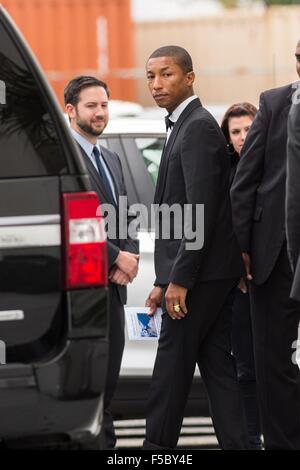 Superstar Pharrell Williams geht zu seinem Auto nach der Durchführung mit dem Gospelchor im sonntäglichen Gottesdienst in der historischen Mutter Emanuel AME Kirche 1. November 2015 in Charleston, South Carolina. Die Kirche war die Website der Schießerei, die Masse im Juni 2015 neun Menschen getötet und wird als Teil eines Programms über Rennenrelationen von A + E Networks produziert. Stockfoto