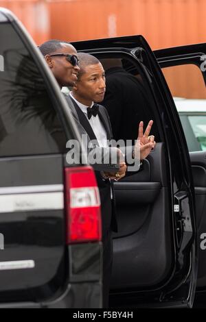 Superstar Pharrell Williams Dank Familienmitglieder des Charleston 9 schießen außerhalb der historischen Mutter Emanuel AME Kirche nach der Durchführung mit dem Gospel Choir Sonntag service 1. November 2015 in Charleston, South Carolina. Die Kirche war die Website der Schießerei, die Masse im Juni 2015 neun Menschen getötet und wird als Teil eines Programms über Rennenrelationen von A + E Networks produziert. Stockfoto