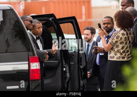 Superstar Pharrell Williams Dank Familienmitglieder des Charleston 9 schießen außerhalb der historischen Mutter Emanuel AME Kirche nach der Durchführung mit dem Gospel Choir Sonntag service 1. November 2015 in Charleston, South Carolina. Die Kirche war die Website der Schießerei, die Masse im Juni 2015 neun Menschen getötet und wird als Teil eines Programms über Rennenrelationen von A + E Networks produziert. Stockfoto