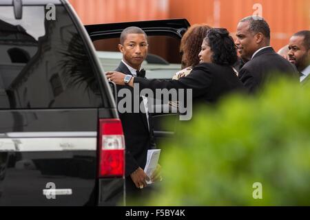 Superstar Pharrell Williams Dank Familienmitglieder des Charleston 9 schießen außerhalb der historischen Mutter Emanuel AME Kirche nach der Durchführung mit dem Gospel Choir Sonntag service 1. November 2015 in Charleston, South Carolina. Die Kirche war die Website der Schießerei, die Masse im Juni 2015 neun Menschen getötet und wird als Teil eines Programms über Rennenrelationen von A + E Networks produziert. Stockfoto