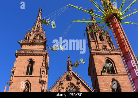 Basel, Schweiz. 1. November 2015. Ein Schaukel-Karussell vor dem Basler Münster an einem schönen sonnigen Tag auf der Herbst-Messe (Herbstmesse) in Basel, Schweiz. Bildnachweis: Stephen Allen/Alamy Live-Nachrichten. Stockfoto