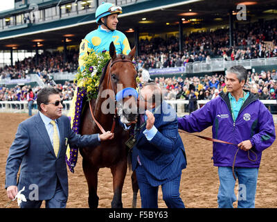 Lexington, Kentucky, USA. 31. Oktober 2015. 31. Oktober 2015: Eigentümer Ahmed Zayat küsst amerikanisches Pharoah nach dem Gewinn der Breeders' Cup Classic (Grad I) in Lexington, Kentucky am 31. Oktober 2015. Bob Mayberger/ESW/CSM/Alamy Live-Nachrichten Stockfoto