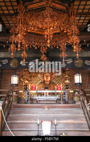 Goldene Amida Buddha-Statue im Tempel auf dem Berg kurama Stockfoto