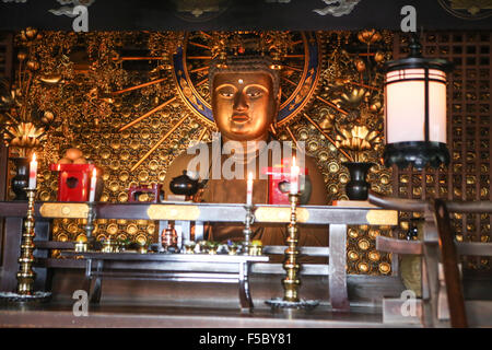 Goldene Amida Buddha-Statue im Tempel auf dem Berg kurama Stockfoto