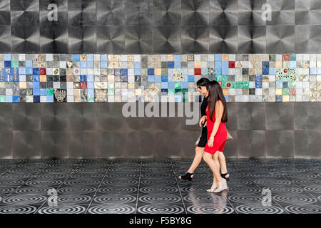 Zwei Frauen zu Fuß vorbei an einem gefliesten Wandgemälde auf Nizami Straße in Baku, der Hauptstadt Aserbaidschans. Stockfoto