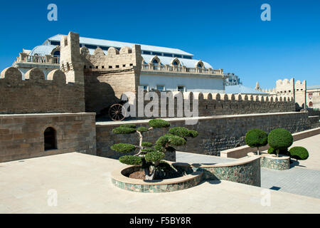 Die mittelalterlichen Stadtmauern der Altstadt (İcheri Sheher) in Baku, der Hauptstadt Aserbaidschans. Stockfoto