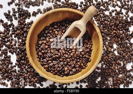 Kaffeebohnen in einer Holzschale Stockfoto