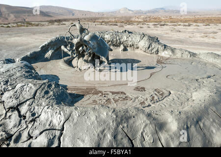 Nahaufnahme von einem sprudelnden Schlammvulkan in Gobustan Nationalpark in Aserbaidschan. Stockfoto