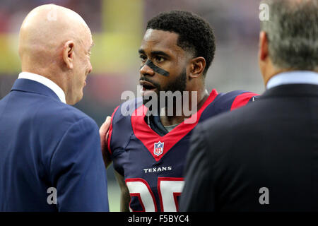 Houston, TX, USA. 1. November 2015. Houston Texans Wide Receiver Nate Washington (85) spricht mit Team-Besitzer Bob McNair vor dem Start der regulären Saison der NFL Spiel zwischen Houston Texans und die Tennessee Titans von NRG-Stadion in Houston, TX. Kredit-Bild: Erik Williams/Cal Sport Media. © Csm/Alamy Live-Nachrichten Stockfoto