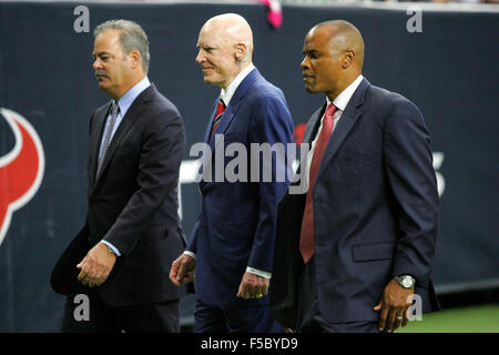 Houston, TX, USA. 1. November 2015. Houston Texans-Team-Besitzer Bob McNair (Mitte) verlässt das Feld mit Geschäftsführer Rick SMith (rechts) nach dem ersten Viertel der NFL Spiel der regulären Saison zwischen Houston Texans und die Tennessee Titans von NRG-Stadion in Houston, TX. Kredit-Bild: Erik Williams/Cal Sport Media. © Csm/Alamy Live-Nachrichten Stockfoto