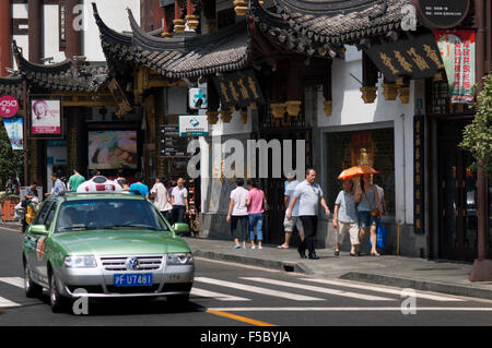 Shopping rund um kleine Geschäfte in der Altstadt, Shanghai, China. Die Altstadt von Shanghai, Shanghai Lăo Chéngxiāng, früher auch k Stockfoto