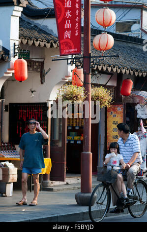 Shopping rund um kleine Geschäfte in der Altstadt, Shanghai, China. Die Altstadt von Shanghai, Shanghai Lăo Chéngxiāng, früher auch k Stockfoto