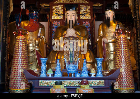 Gottes Tempel und Pagoden, buddhistischer Tempel in Shanghai, Altar, Schrein. Ein Altar im Chenghuang Miao oder City God Temple in Yu Yuan Gar Stockfoto