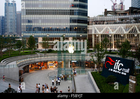 Apple Computer Store im Finanzviertel Lujiazui in Pudong in Shanghai, China. Ansicht des großen modernen Apple Store in Shanghai Stockfoto