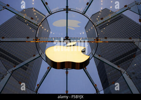 Apple Computer Store im Finanzviertel Lujiazui in Pudong in Shanghai, China. Ansicht des großen modernen Apple Store in Shanghai Stockfoto