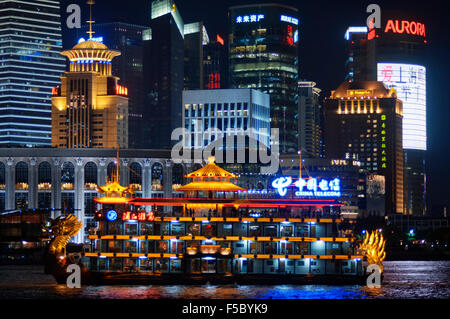 Pudong-Skyline bei Nacht, Shanghai, China. Skyline von Pudong vom Bund, mit Wahrzeichen Oriental Pearl Tower und Jin M gesehen Stockfoto