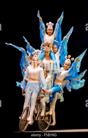 Acrobat Fahrrad Leistung Shanghai Centre Shanghai China. Shanghai-Zentrum. Shanghai Zaji Tuan. Innerhalb einer Shanghai-Truppe von Stockfoto