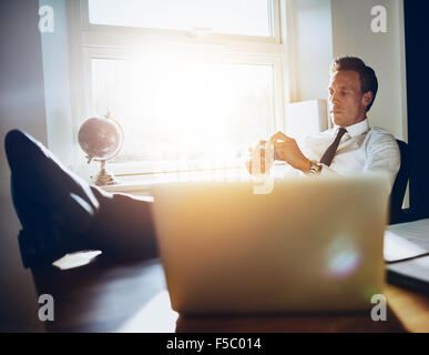 Weiße executive Business Mann sitzt an seinem Schreibtisch immer Inspiration und denken Stockfoto