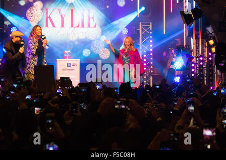 Oxford Street, London, UK. 1. November 2015. Tausende zu sehen wie Kylie Minogue die Festtage im Gange in London wird als sie auf die Weihnachtsbeleuchtung in der Oxford Street wechselt. Mit Capital FM DJ Lisa Snowden und Dave Berry läuft die Show führen 2014 X-Factor-Gewinner Ben Haenow und Runner-up Fleur Osten ihre neuen Singles, zusammen mit Auftritten von Gabrielle Aplin und die Besetzung von Matilda The Musical. Bildnachweis: Paul Davey/Alamy Live-Nachrichten Stockfoto
