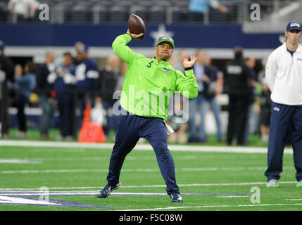 1. November 2015: Seattle Seahawks Quarterback Russell Wilson #3 erwärmt sich vor einem NFL-Football-Spiel zwischen den Seattle Seahawks und die Dallas Cowboys im AT&T Stadium in Arlington, TX Albert Pena/CSM Stockfoto
