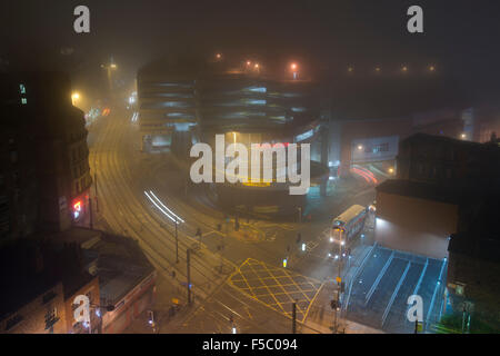 MANCHESTER, VEREINIGTES KÖNIGREICH. 1. November 2015. Ein Blick auf Shudehill, Hautpstraße und Withy Grove im Northern Quarter Bereich Manchester als Dichter Nebel senkt sich über der Innenstadt während des späten Abends Credit: Russell Hart/Alamy Live News. Stockfoto