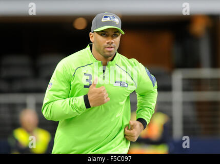 1. November 2015: Seattle Seahawks Quarterback Russell Wilson #3 erwärmt sich vor einem NFL-Football-Spiel zwischen den Seattle Seahawks und die Dallas Cowboys im AT&T Stadium in Arlington, TX Albert Pena/CSM Stockfoto
