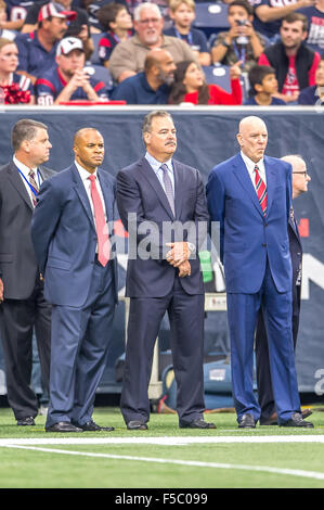 Houston, TX, USA. 1. November 2015. Houston Texas Management (l-R vorne) General Manager Rick Smith, COO Cal McNair und Besitzer Bob McNair während der NFL Football-Spiel zwischen den Tennessee Titans und Houston Texans NRG-Stadion in Houston, TX. Rudy Hardy/CSM/Alamy Live-Nachrichten Stockfoto