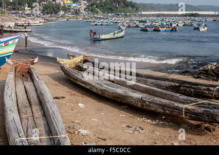 Vizhinjam christlichen Fischerdorf in Kerala, Indien, November 2014. Es gibt Hunderte von Boote am Strand. Stockfoto