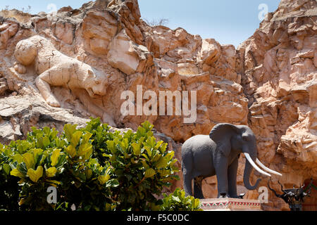 Gigantische Elefantenstatuen auf flatternde Brücke der Zeit berühmte resort Lost City in Sun City, Südafrika Stockfoto