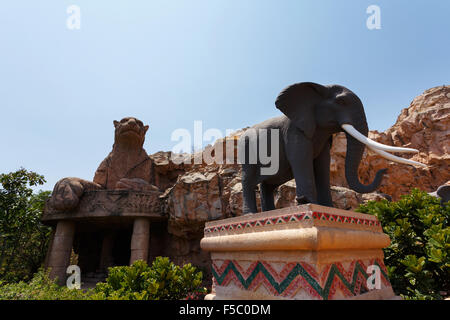 Gigantische Elefantenstatuen auf flatternde Brücke der Zeit berühmte resort Lost City in Sun City, Südafrika Stockfoto
