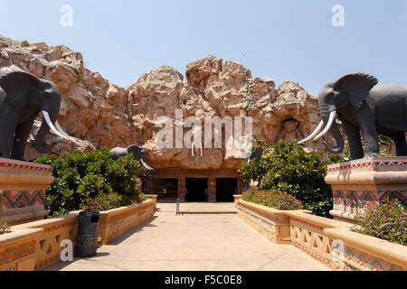 Gigantische Elefantenstatuen auf flatternde Brücke der Zeit berühmte resort Lost City in Sun City, Südafrika Stockfoto