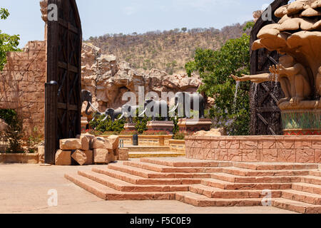 Gigantische Elefantenstatuen auf flatternde Brücke der Zeit berühmte resort Lost City in Sun City, Südafrika Stockfoto