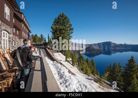 Paar auf der Aussichtsplattform des Crater Lake Lodge; Crater Lake Nationalpark, Oregon. Stockfoto