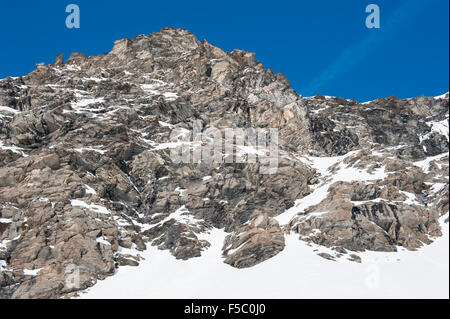 Robuste alpine felsigen Berghang in Schnee und Eis bedeckt Stockfoto