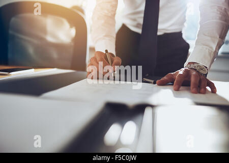 Nahaufnahme Geschäftsmann unterzeichnen Vertrag einen deal machen klassische business Stockfoto