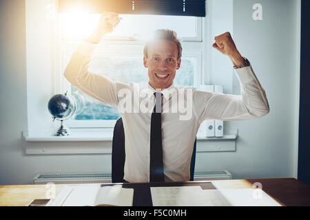 Business Mann, Arme über Kopf und feiert Erfolg, Erfolg Geschäftskonzept Stockfoto