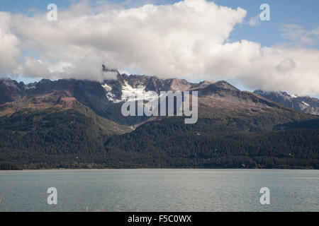 Blick auf die Berge und Wolken über Resurrection Bay in Seward, Alaska Stockfoto