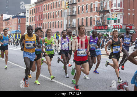 New York, New York, USA. 1. November 2015. Spitzenreiter in der New York Marathon 2015 entlang 4th Avenue in Brooklyn mit Stanley Biwott (links) von Kenia dem späteren Sieger. Bildnachweis: David Grossman/Alamy Live-Nachrichten Stockfoto
