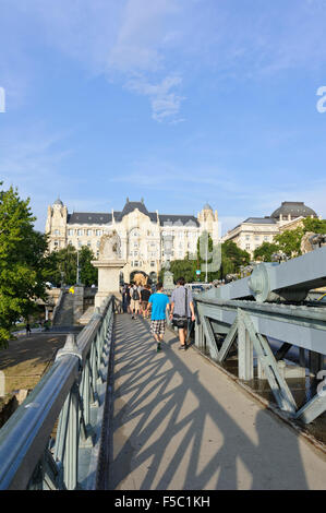 Fußgänger überqueren die berühmte Kettenbrücke in Budapest, Ungarn. Stockfoto