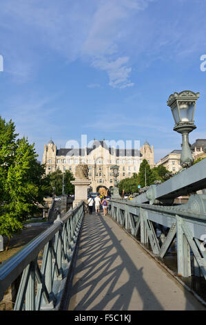 Fußgänger überqueren die berühmte Kettenbrücke in Budapest, Ungarn. Stockfoto