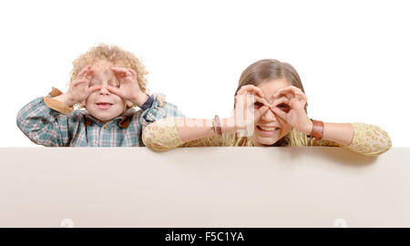 Kleine Mädchen und jungen durch imaginäre Fernglas suchen, Stockfoto