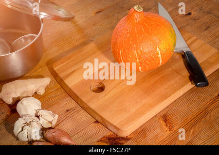 Szene - Vorbereitung eine Kürbissuppe auf eine Arbeitsplatte Küche Stockfoto