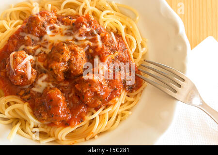 Spaghetti mit Fleischbällchen in Tomatensauce. Stockfoto