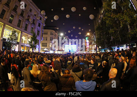 London, UK. 1. November 2015. Oxford Street Weihnachtsbeleuchtung und Weihnachts-Dekorationen in London aber einige Einschalten nicht sofort einschalten und kam erst auf späteren Kredit: Paul Brown/Alamy Live News Stockfoto