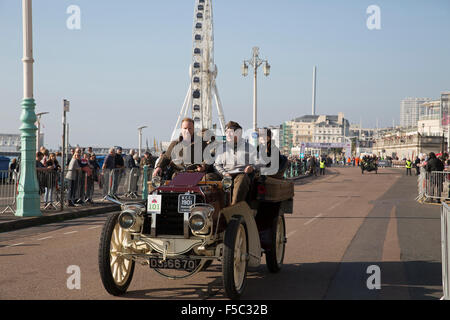 Brighton, UK, 1. November 2015, Nick Morris von Pink Floyd überquert die Ziellinie nach Abschluss die von London nach Brighton Veteran Auto Kredit-ru: Keith Larby/Alamy Live News Stockfoto