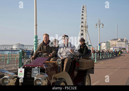 Brighton, UK, 1. November 2015, Nick Morris von Pink Floyd überquert die Ziellinie nach Abschluss die von London nach Brighton Veteran Auto Kredit-ru: Keith Larby/Alamy Live News Stockfoto