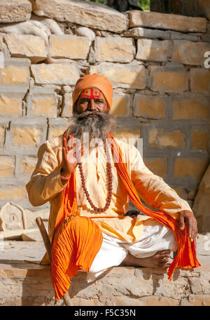 JAISALMER, RAJASTHAN, Indien - 28. November 2012: Heilige Sadhu Mann mit traditionellen bemaltem Gesicht Stockfoto