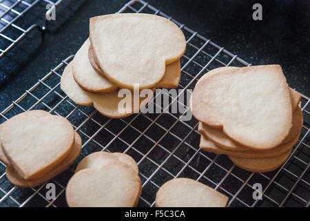 Heart-Shaped Shortbread Cookies auf Kühlung Rack, Nahaufnahme Stockfoto