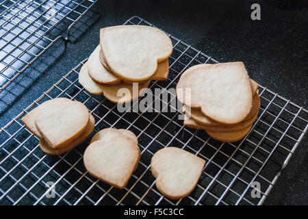 Heart-Shaped Shortbread Cookies auf Rack-Kühlung Stockfoto